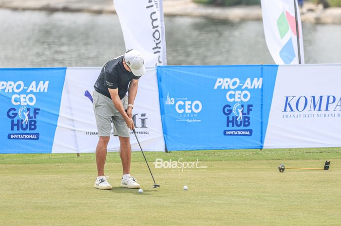 Salah satu peserta turnamen CEO Golf Hub sedang bertanding di Damai Indah Golf, Pantai Indah Kapuk (PIK), Jakarta Utara, 26 Januari 2023.