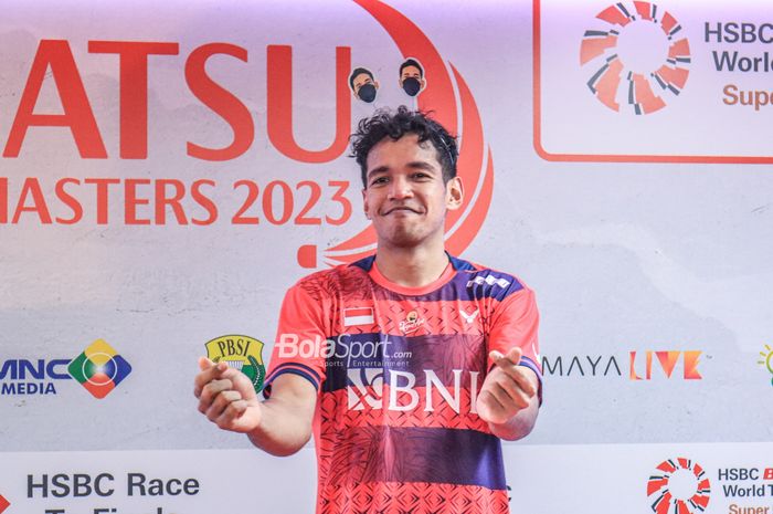 Pebulu tangkis tunggal putra Indonesia, Chico Aura Dwi Wardoyo sedang selebrasi saat jumpa pers setelah pertandingan perempat final Indonesia Open 2023 di Istora Gelora Bung Karno, Senayan, Jakarta Pusat pada Jumat, 27 Januari 2023