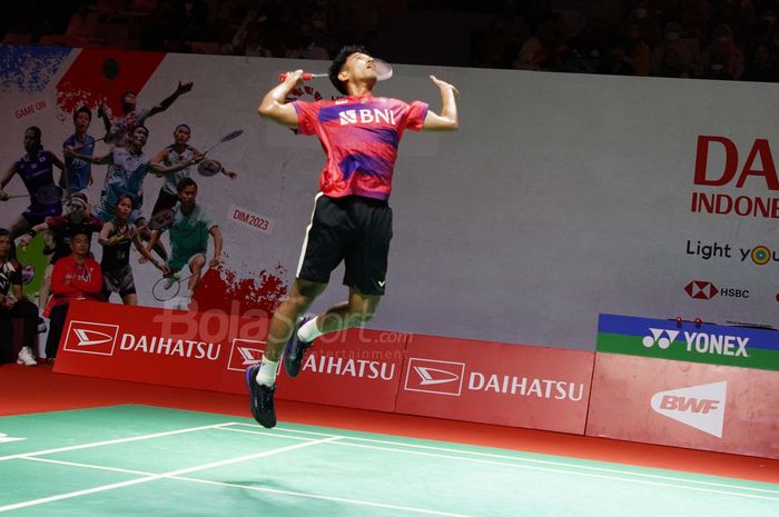 Pebulu tangkis tunggal putra Indonesia, Chico Aura Dwi Wardoyo pada pertandingan perempat final Indonesia Open 2023 di Istora Gelora Bung Karno, Senayan, Jakarta Pusat pada Jumat, 27 Januari 2023