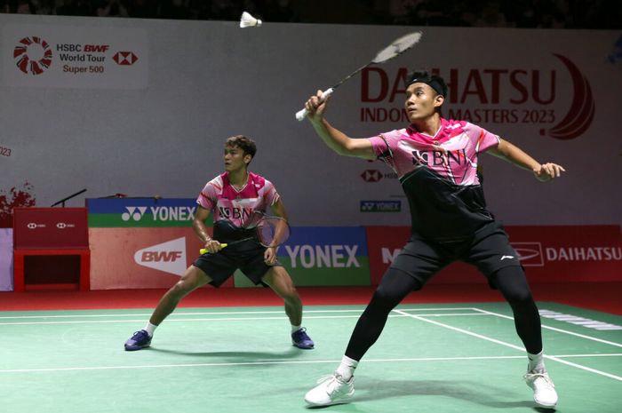 Ganda putra Indonesia, Muhammad Shohibul Fikri/Bagas Maulana, saat berlaga pada babak 16 besar Indonesia Masters 2023 pada pertandingan yang digelar di Istora Senayan, Jakarta, Kamis, 26 Januari 2023