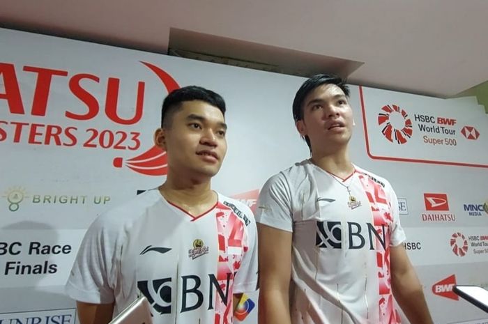 Ganda putra Leo Rolly Carnando/Daniel Marthin saat menemui awak media seusai mengalahkan Hendra Setiawan/Muhammad Ahsan dengan skor 21-14, 21-17 pada babak 16 besar Indonesia Masters 2023 di Istora Senayan, Jakarta, Kamis (26/1/2023).