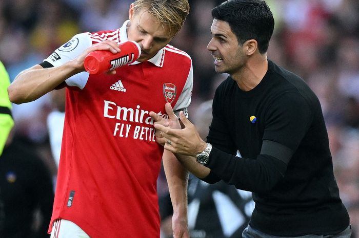 Gelandang Arsenal, Martin Odegaard, berbicara dengan pelatih Mikel Arteta dalam laga Liga Inggris kontra Fulham di Stadion Emirates, 27 Agustus 2022.