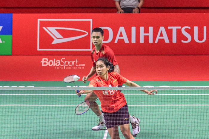 Pasangan ganda campuran Indonesia, Jafar Hidayatullah/Aisyah Salsabila Putri Pranata, saat bertanding dalam babak perempat final Indonesia Masters 2023 di Istora Senayan, Jakarta, 27 Januari 2023.