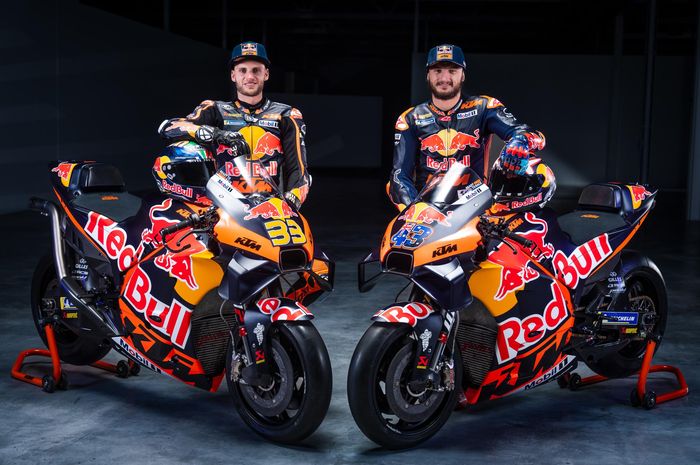 Brad Binder dan Jack Miller berpose dengan seragam dan motor tim Red Bull KTM dalam perilisan tim untuk MotoGP 2023 pada Kamis (26/1/2023). 