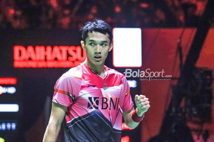 Tunggal putra Indonesia, Jonatan Christie, saat tampil melawan Shi Yu Qi (China) pada semifinal Indonesia Masters 2023 di Istora Senayan, Jakarta, Sabtu (28/1/2023).