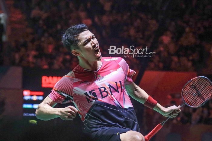 Tunggal putra Indonesia, Jonatan Christie, saat tampil melawan Shi Yu Qi (China) pada semifinal Indonesia Masters 2023 di Istora Senayan, Jakarta, Sabtu (28/1/2023).