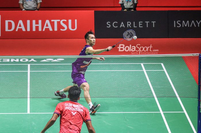 Atlet bulu tangkis tunggal putra Hongkong, Ng Ka Long, saat bertanding dalam laga semifinal Indonesia Masters 2023 di Istora Senayan, Jakarta, 28 Januari 2023.