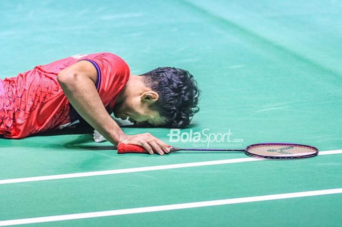 Atlet bulu tangkia tunggal putra Indonesia, Chico Aura Dwi Wardoyo, sempat tersungkur saat bertanding dalam laga semifinal Indonesia Masters 2023 di Istora Senayan, Jakarta, 28 Januari 2023.