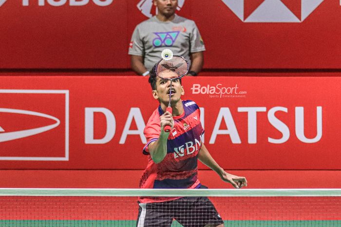 Atlet bulu tangkia tunggal putra Indonesia, Chico Aura Dwi Wardoyo, saat bertanding dalam laga semifinal Indonesia Masters 2023 di Istora Senayan, Jakarta, 28 Januari 2023.