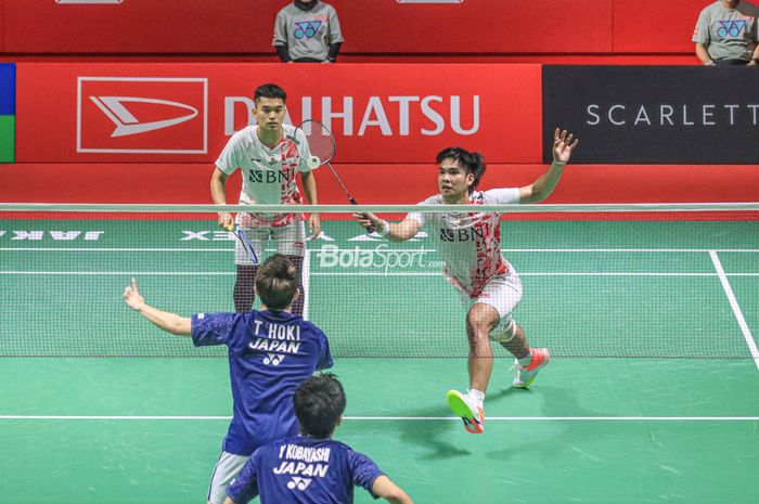 Atlet bulu tangkis ganda putra Indonesia, Leo Rolly Carnando/Daniel Marthin, sedang bertanding dalam laga semifinal Indonesia Masters 2023 di Istora Senayan, Jakarta, 28 Januari 2023.