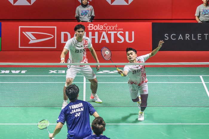 Atlet bulu tangkis ganda putra Indonesia, Leo Rolly Carnando/Daniel Marthin, sedang bertanding dalam laga semifinal Indonesia Masters 2023 di Istora Senayan, Jakarta, 28 Januari 2023.