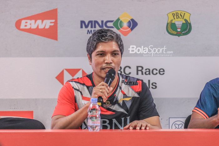 Pelatih bulu tangkis tunggal putra Indonesia, Irwansyah, sedang memberikan keterangan kepada awak medka seusai laga semifinal Indonesia Masters 2023 di Istora Senayan, Jakarta, 28 Januari 2023.