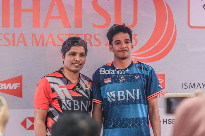 Pelatih bulu tangkis tunggal putra Indonesia, Irwansyah (kiri) dan pemainnya bernama Chico Aura Dwi Wardoyo (kanan), sedang berfoto bersama seusai laga semifinal Indonesia Masters 2023 di Istora Senayan, Jakarta, 28 Januari 2023.