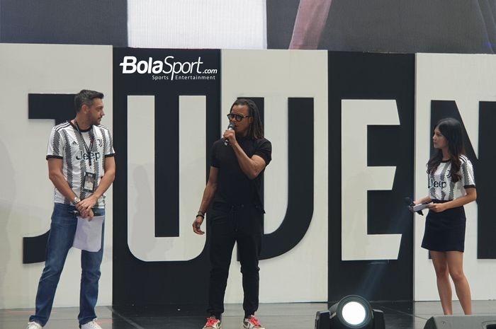 Gelandang legendaris Juventus asal Belanda, Edgar Davids, mencetak gol dalam acara Juventus Village di Lippo Mall Kemang, Jakarta. Indonesia negara Asia Tenggara pertama yang menyambut trofi I Bianconeri.