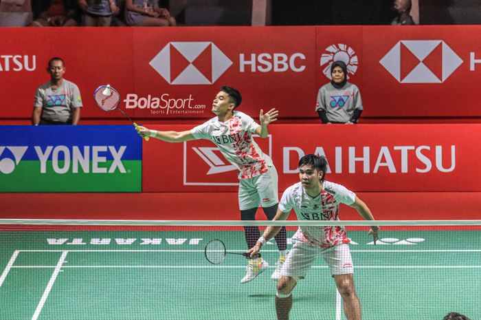 Atlet bulu tangkis ganda putra Indonesia, Leo Rolly Carnando/Daniel Marthin, sedang bertanding dalam laga semifinal Indonesia Masters 2023 di Istora Senayan, Jakarta, 28 Januari 2023.