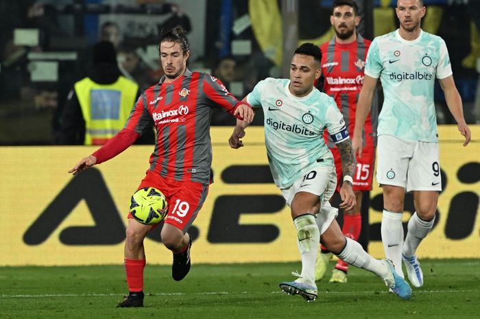 Penyerang Inter Milan, Lautaro Martinez, berduel dengan gelandang Cremonese, Michele Castagneti, dalam giornata 20 Liga Italia 2022-2023 di Stadion Giovanni Zini, Sabtu (28/1/2023).