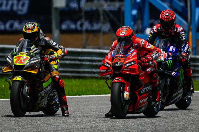 Pembalap Mooney VR46 Ducati, Marco Bezzecchi (kiri) bersama Francesco Bagnaia (tengah) dan Fabio Quartararo.