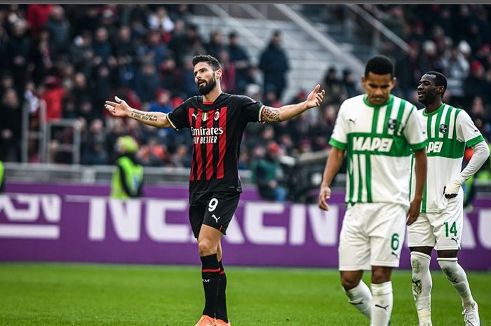 Raut wajah kecewa penyerang AC Milan, Olivier Giroud, dalam laga melawan Sassuolo di Stadion San Siro, Minggu (29/1/2023).