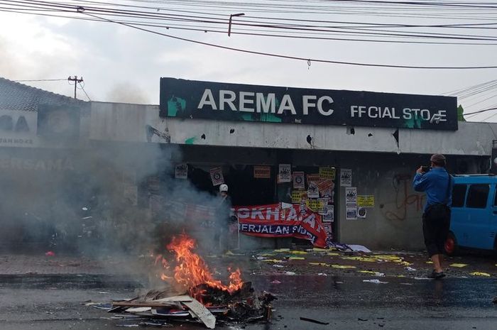 Puluhan pemuda atau Arek Malang mendatangi Kantor Arema FC di Jalan Mayjend Panjaitan, Kota Malang pada Minggu (29/1/2023) siang.