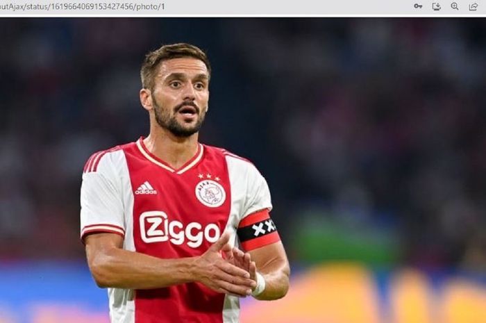 Kapten Ajax Amsterdam, Dusan Tadic, diincar oleh AS Roma sebagai antisipasi andai Nicolo Zaniolo hengkang pada bursa transfer Januari 2023.