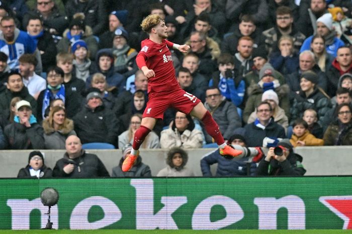 Gelandang Liverpool, Harvey Elliott, merayakan gol ke gawang Brighton and Hove Albion dalam laga ronde keempat Piala FA di Stadion Amex, Minggu (29/1/2023). Elliott ikuti jejak Raheem Sterling jadi remaja tertajam klub Premier League.