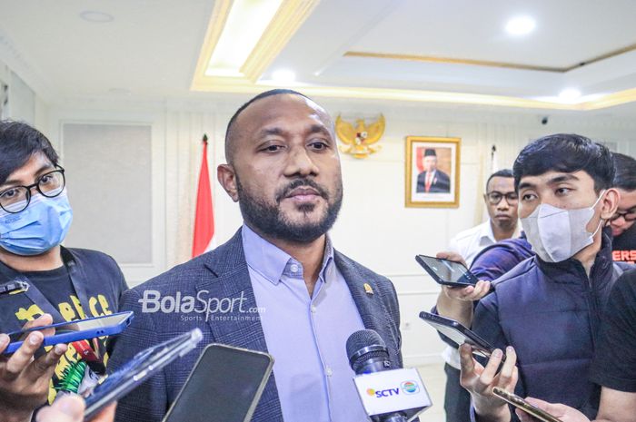 Manajer Persipura Jayapura, Yan Permanas Mandenas (Yan Mandenas), sedang memberikan keterangan kepada awak media di Kantor Kemenpora, Senayan, Jakarta, 30 Januari 2023.