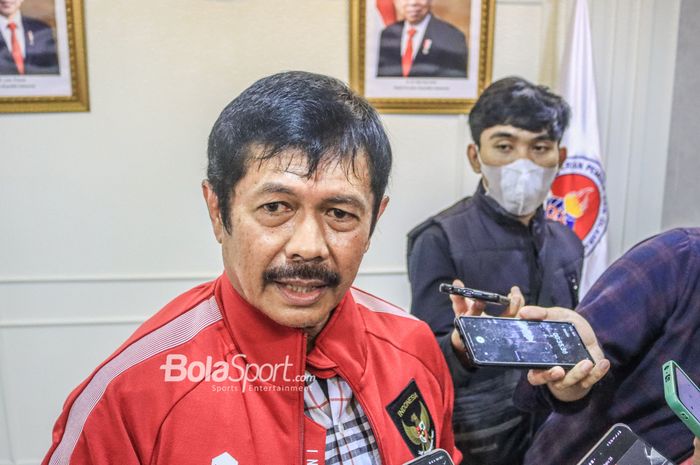 Direktur Teknik PSSI, Indra Sjafri, sedang memberikan keterangan kepada awak media di Kantor Kemenpora, Senayan, Jakarta, 30 Januari 2023.