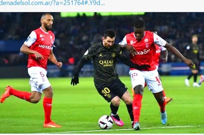 Aksi Lionel Messi (30) dalam laga melawan Reims di pekan ke-20 Liga Prancis 2022-2023.