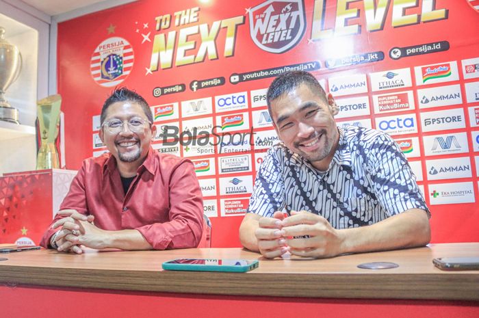 Presiden Persija Jakarta, Mohamad Prapanca (kiri) dan wakilnya bernama Ganesha Putra (kanan) saat menghadiri sesi jumpa pers di Kantor Persija, Rasuna Said, Jakarta, 30 Januari 2023.