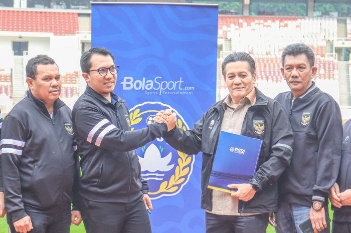 Ketua Komite Banding Pemilihan, Gusti Randa, sedang berfoto bersama dengan beberapa perwakilan Komite Pemilihan salah satunya Amir Burhanuddin di Stadion Gelora Bung Karno, Senayan, Jakarta, 31 Januari 2023.