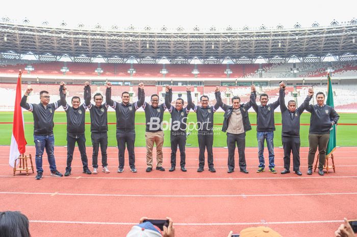 Ketua Komite Banding Pemilihan, Gusti Randa, sedang berfoto bersama dengan beberapa perwakilan Komite Pemilihan salah satunya Amir Burhanuddin di Stadion Gelora Bung Karno, Senayan, Jakarta, 31 Januari 2023.