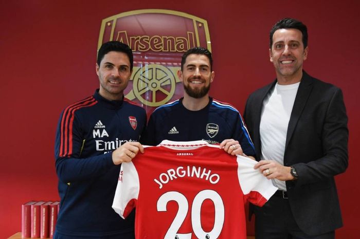 Jorginho resmi berpindah dari Chelsea ke Arsenal pada Deadline Day bursa transfer musim dingin 2023 dan akan mengenakan nomor punggung 20.