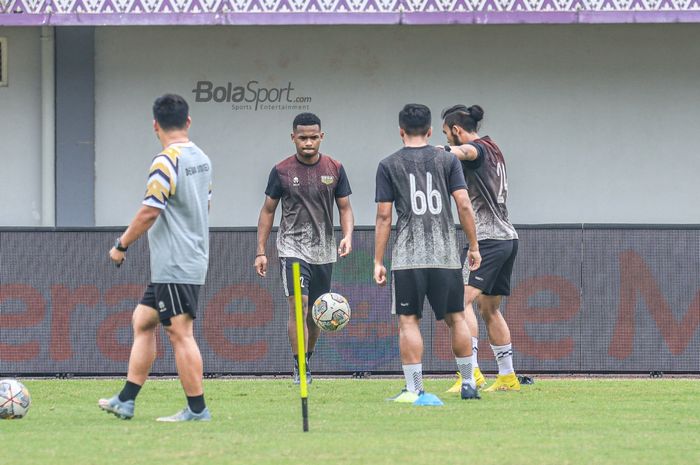 Pemain sayap kanan Dewa United, Ramai Rumakiek, sedang menjalani sesi latihan Pemain sayap kanan Dewa United, Egy Maulana Vikri (kanan), sedang menguasai bola saat berlatih di Stadion Indomilk, Tangerang, Banten, Rabu (1/2/2023).