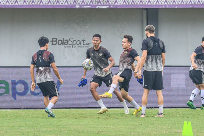 Egy Maulana Vikri (kanan) sedang menguasai bola dan dibayanti Miftah Anwar Sani (kiri) dalam latihan Dewa United di Stadion Indomilk, Tangerang, Banten, Rabu (1/2/2023).