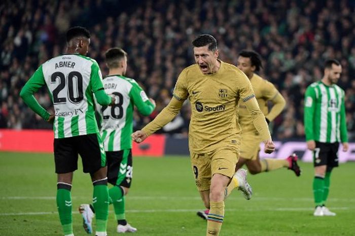 Robert Lewandowski turut mencetak satu gol dalam kemenangan 2-1 Barcelona atas Real Betis pada lanjutan laga Liga Spanyol 2022-2023.