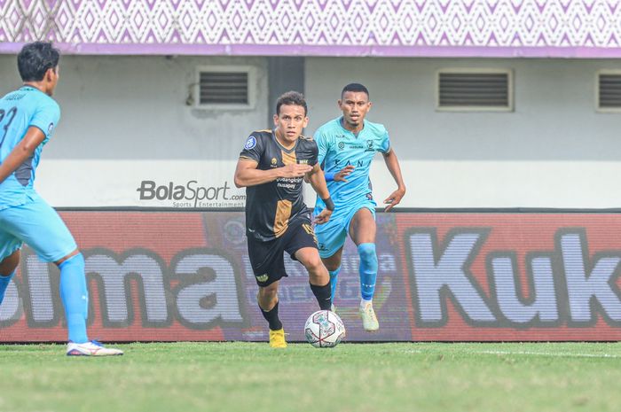 Pemain Dewa United, Egy Maulana Vikri (kiri), sedang menguasai bola dan dibayangi pilar Madura United bernama Rifaldi Bawuo (kanan) dalam laga pekan ke-22 Liga 1 2022 di Stadion Indomilk Arena, Tangerang, Banten, Kamis (2/2/2023) siang.