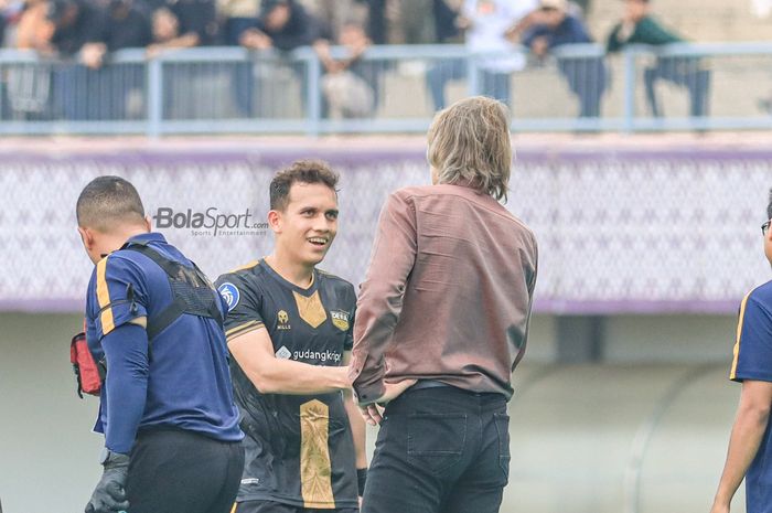 Pemain Dewa United, Egy Maulana Vikri (tengah), sedang dihampiri sang pelatih bernama Johannes Hendrikus Olde Riekerink (Jan Olde Riekerink) dalam laga pekan ke-22 Liga 1 2022 di Stadion Indomilk Arena, Tangerang, Banten, Kamis (2/2/2023) siang.