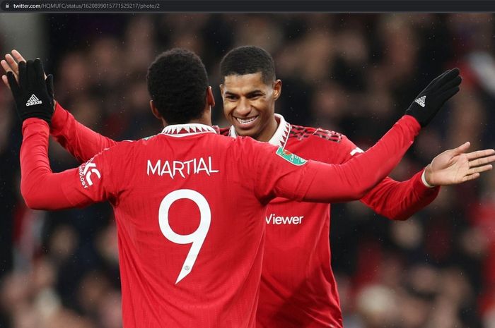 Striker Manchester United, Anthony Martial, merayakan gol yang dicetaknya ke gawang Nottingham Forest bersama Marcus Rashford pada semifinal leg kedua Piala Liga Inggris 2022-2023 di Old Trafford, Rabu (1/2/2023).