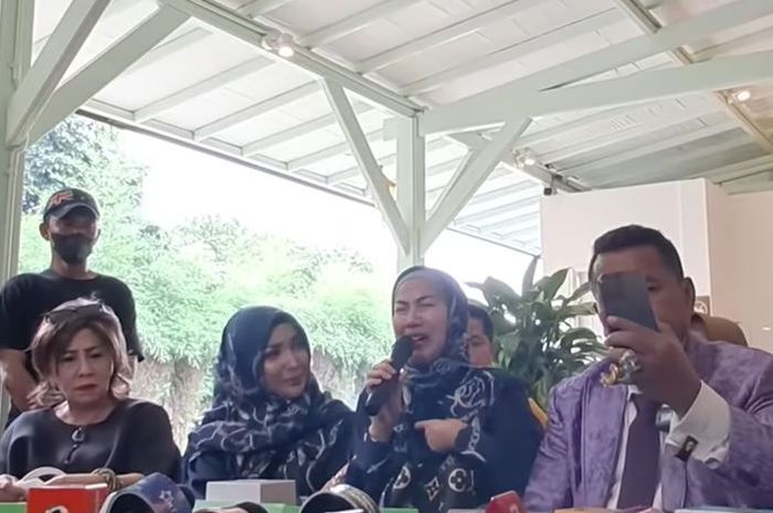 Venna Melinda rindu sifat Ferry Irawan di awal keduanya berkenalan. 