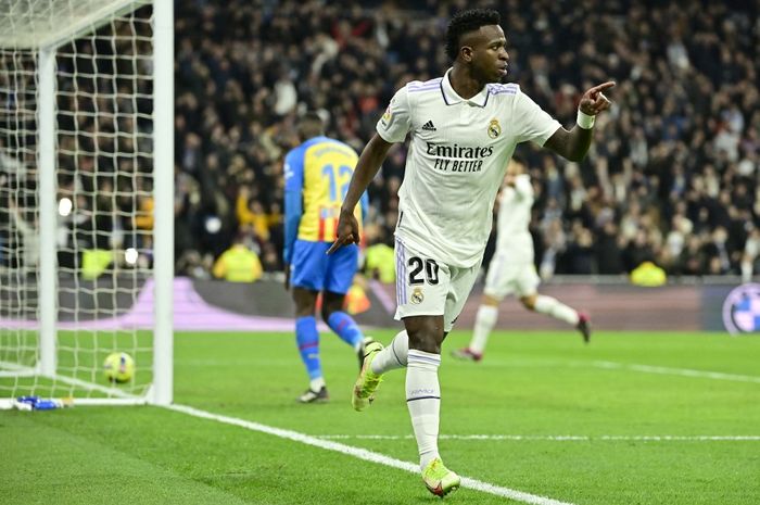 Penyerang Real Madrid asal Brasil, Vinicius Junior, merayakan gol kedua timnya dalam laga Liga Spanyol 2022-2023 antara Real Madrid dan Valencia di stadion Santiago Bernabeu di Madrid pada 3 Februari 2023.