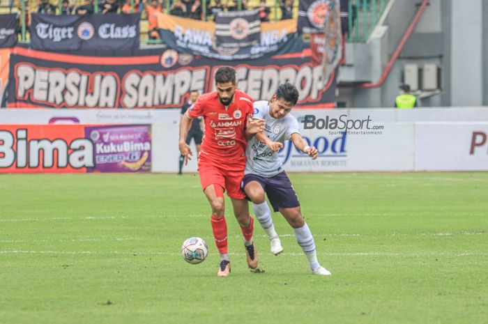 Striker asing Persija Jakarta, Abdulla Yusuf (kiri), sedang menguasai bola dan dijaga ketat penyerang RANS Nusantara FC bernama Septian Bagaskara (kanan) dalam laga pekan ke-22 Liga 1 2022 di Stadion Patriot Candrabhaga, Bekasi, Jawa Barat, Jumat (3/2/2023).