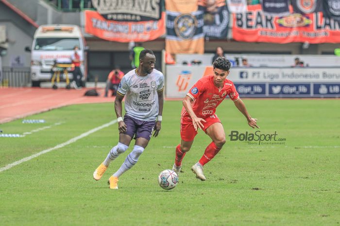 Gelandang asing RANS Nusantara FC, Makan Konate (kiri), sedang menguasai bola dan dikawal bek Persija Jakarta bernama Muhammad Ferarri (kanan) dalam laga pekan ke-22 Liga 1 2022 di Stadion Patriot Candrabhaga, Bekasi, Jawa Barat, Jumat (3/2/2023).