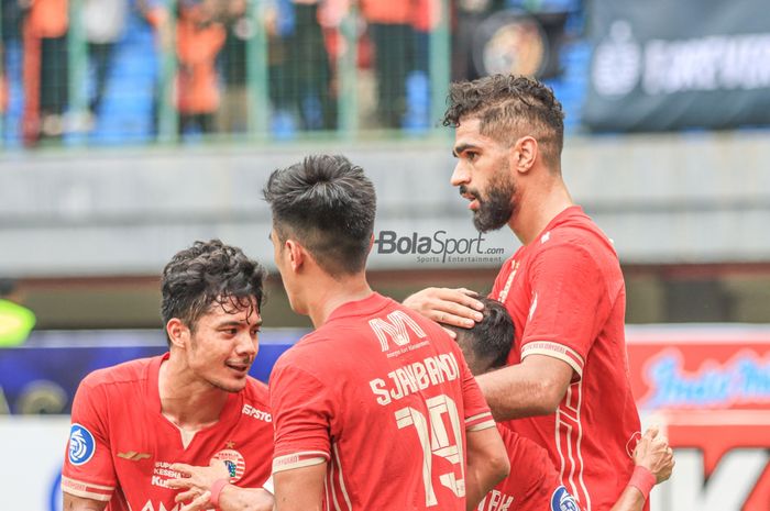 Aji Kusuma (kiri) dan sejumlah pemain Persija Jakarta sedang memeluk Abdulla Yusuf (kanan) yang mampu menciptakan gol dalam laga pekan ke-22 Liga 1 2022 di Stadion Patriot Candrabhaga, Bekasi, Jawa Barat, Jumat (3/2/2023).