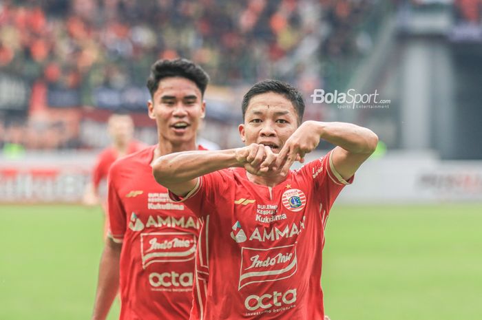 Bek sayap kanan Persija Jakarta, Ilham Rio Fahmi (kanan), sedang melakukan selebrasi seusai mencetak gol dalam laga pekan ke-22 Liga 1 2022 di Stadion Patriot Candrabhaga, Bekasi, Jawa Barat, Jumat (3/2/2023).