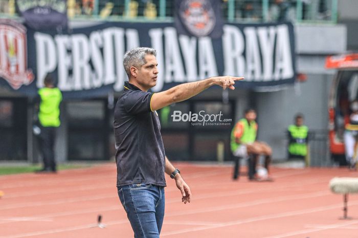 Pelatih RANS Nusantara FC, Rodrigo Marques De Santana atau Rodrigo Santana (kiri), sedang memberikan intruksi kepada para pemainnya saat bertanding dalam laga pekan ke-22 Liga 1 2022 di Stadion Patriot Candrabhaga, Bekasi, Jawa Barat, Jumat (3/2/2023).