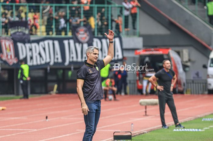 Pelatih RANS Nusantara FC, Rodrigo Marques De Santana atau Rodrigo Santana (kiri), sedang memberikan intruksi kepada para pemainnya saat bertanding dalam laga pekan ke-22 Liga 1 2022 di Stadion Patriot Candrabhaga, Bekasi, Jawa Barat, Jumat (3/2/2023).