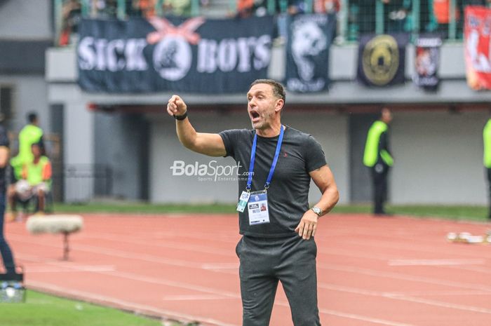 Pelatih Persija Jakarta, Thomas Doll, sedang memberikan intruksi kepada para pemainnya saat bertanding dalam laga pekan ke-22 Liga 1 2022 di Stadion Patriot Candrabhaga, Bekasi, Jawa Barat, Jumat (3/2/2023).