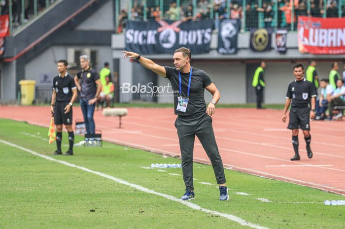 Pelatih Persija Jakarta, Thomas Doll, sedang memberikan intruksi kepada para pemainnya saat bertanding dalam laga pekan ke-22 Liga 1 2022 di Stadion Patriot Candrabhaga, Bekasi, Jawa Barat, Jumat (3/2/2023).