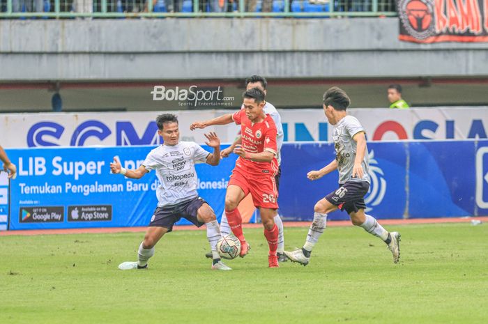 Bek sayap kanan Persija Jakarta, Ahmad Birrul Walidain (tengah), sedang menggiring bola dan coba dihalau pemain RANS Nusantara FC bernama Finky Pasamba (kiri) dalam laga pekan ke-22 Liga 1 2022 di Stadion Patriot Candrabhaga, Bekasi, Jawa Barat, Jumat (3/2/2023).