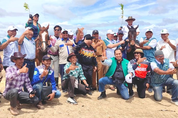 Ketua Umum (Ketum) Komite Olahraga Nasional Indonesia (KONI) Pusat Letjen TNI Purn Marciano Norman, Ketum Pengurus Pusat Persatuan Olahraga Berkuda Seluruh Indonesia (PP.Pordasi) Triwatty Marciano bersama jajarannya dan tokoh masyarakat Riau telah resmi meletakkan batu pertama lapangan olahraga berk